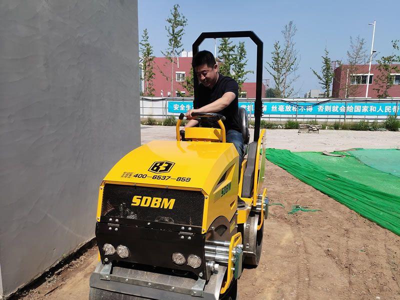 座駕振動壓路機在惡劣環境下如何工作？