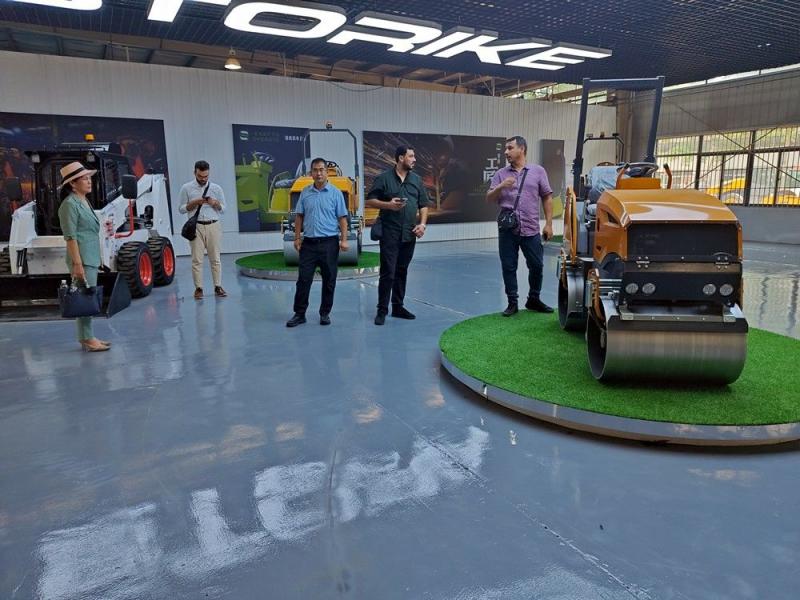 國(guó)外客戶來我廠參觀考察小型壓路機(jī)，并達(dá)成合作意向